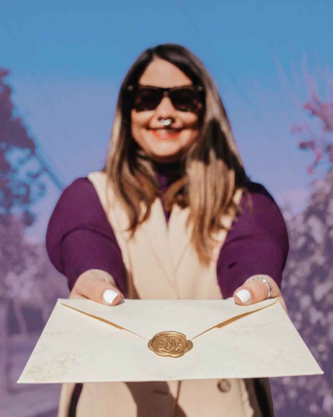 Eunice Gamero de Tiponice con un sobre de carta de su mail club